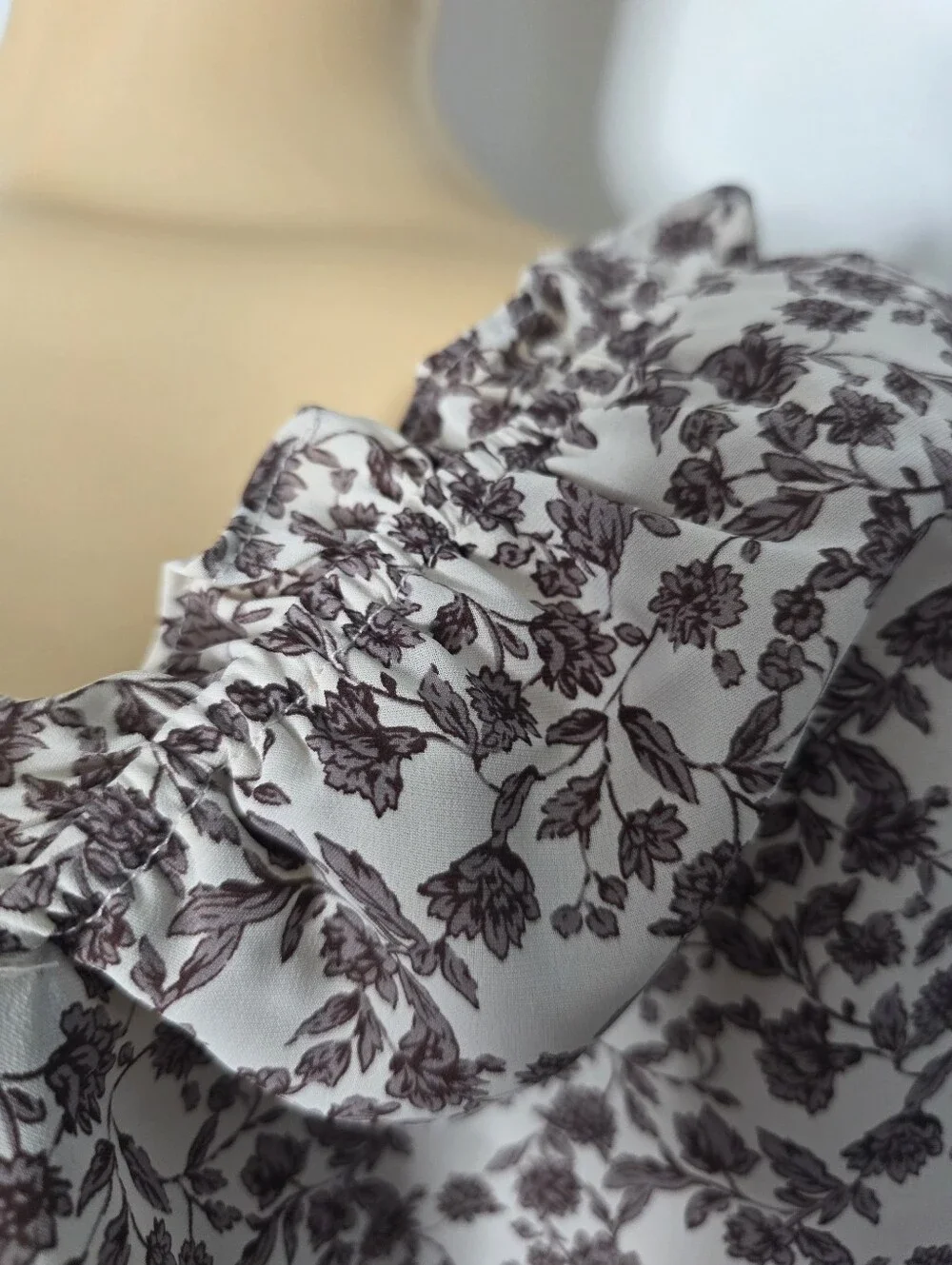 Astr Cream Floral Sweetheart Crop Top with Brown Print Size US/S